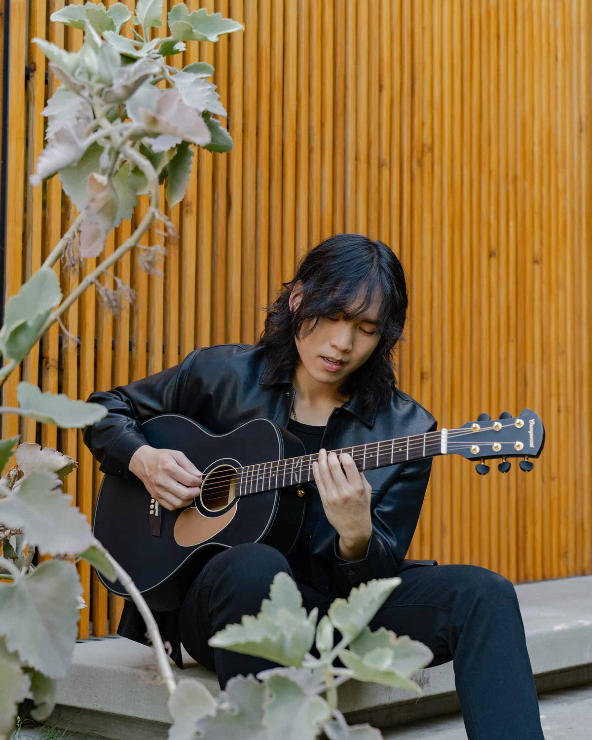 Artist playing the magnolia outside